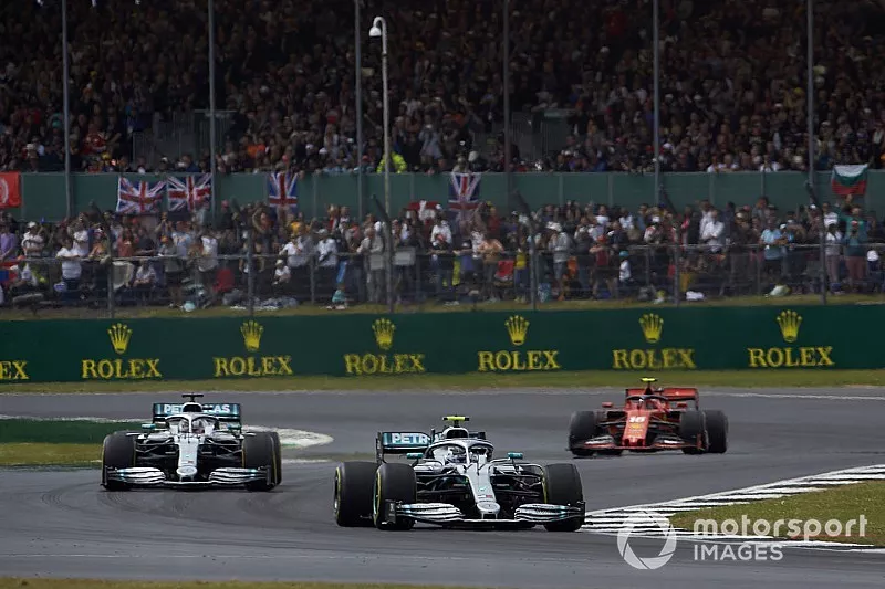 Valtteri Bottas, Mercedes AMG W10, voor Lewis Hamilton, Mercedes AMG F1 W10, en Charles Leclerc, Ferrari SF90