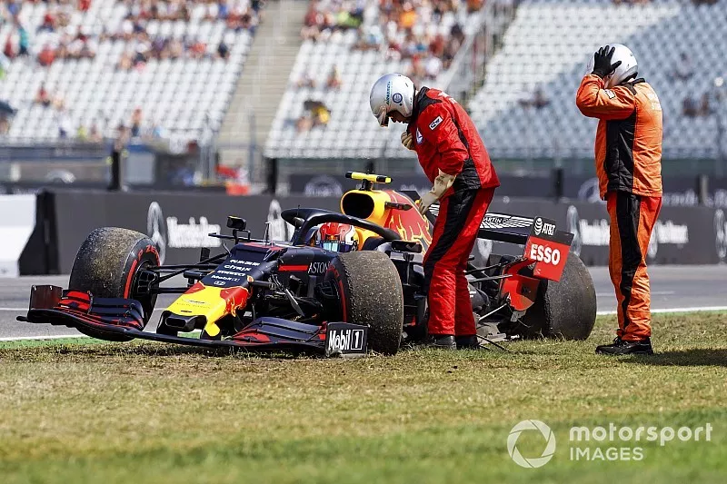 Les commissaires viennent au secours de Pierre Gasly, Red Bull Racing RB15, apr&egrave;s son accident en EL2

