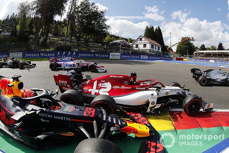 Valtteri Bottas, Mercedes AMG W10, devant Kimi Raikkonen, Alfa Romeo Racing C38, et Max Verstappen, Red Bull Racing RB15 