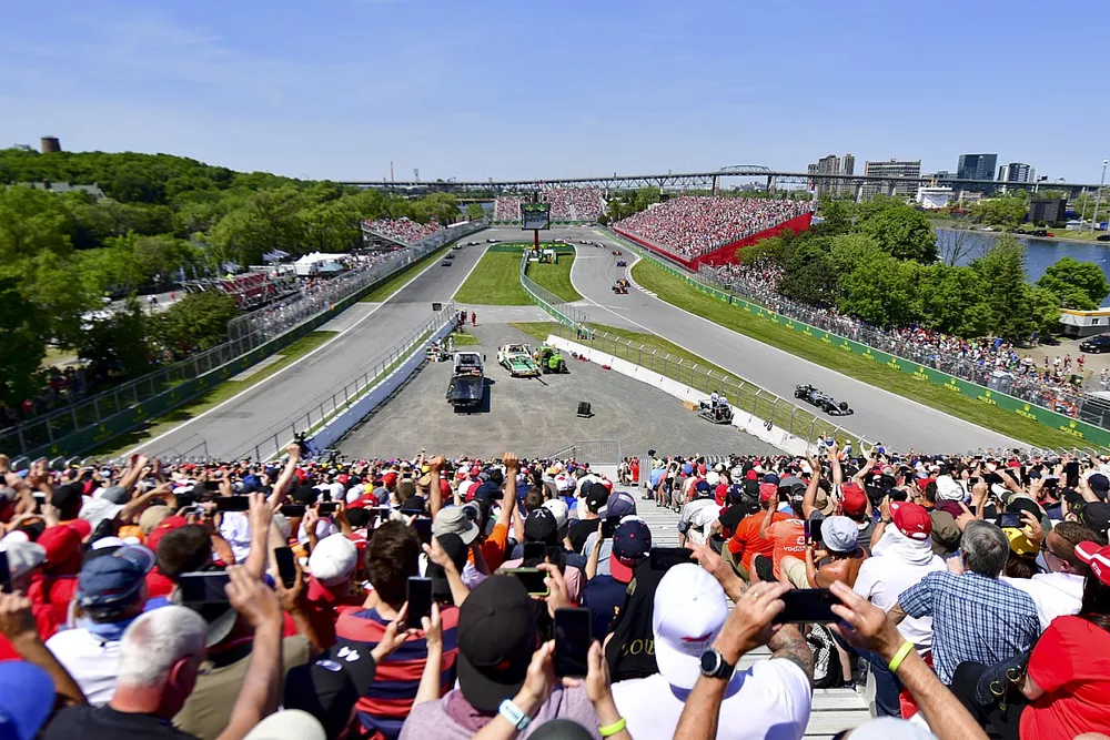 Valtteri Bottas, Mercedes AMG W10, devant Max Verstappen, Red Bull Racing RB15, Lando Norris, McLaren MCL34, et le reste du peloton au premier tour