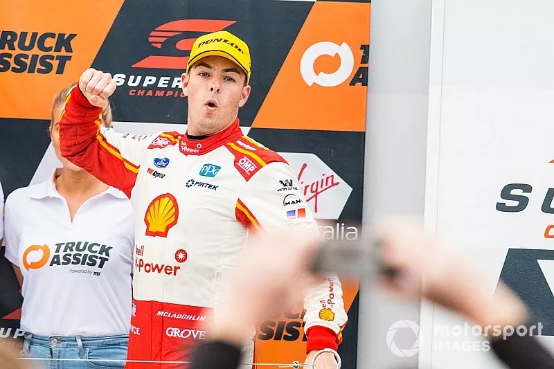 Podium: race winner Scott McLaughlin, DJR Team Penske Ford
