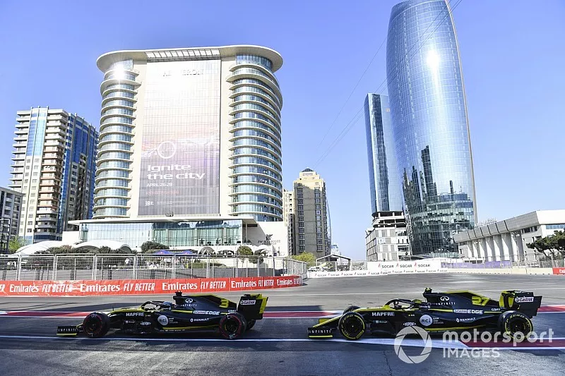 Daniel Ricciardo, Renault R.S.19, devant Nico Hulkenberg, Renault R.S. 19