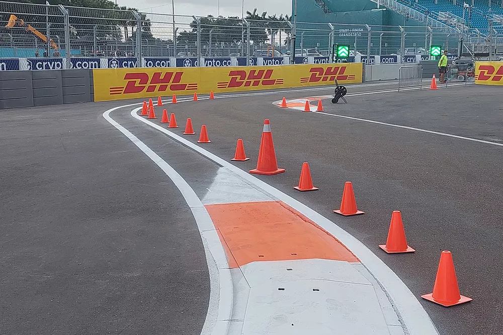 La chicane &agrave; l'entr&eacute;e des stands