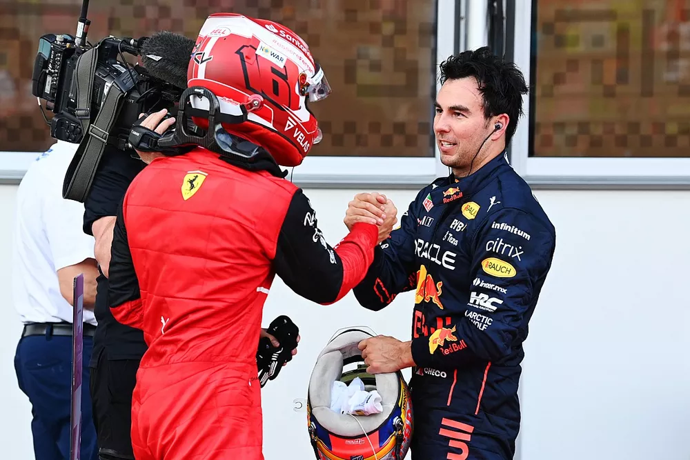Ganador de la pole Charles Leclerc, Ferrari, con el segundo puesto Sergio Pérez, Red Bull Racing