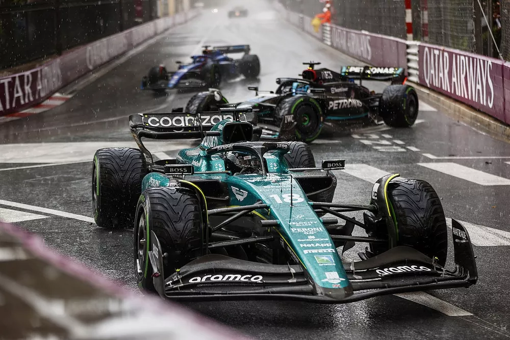 Lance Stroll, Aston Martin AMR23, abandona la pista en mojado