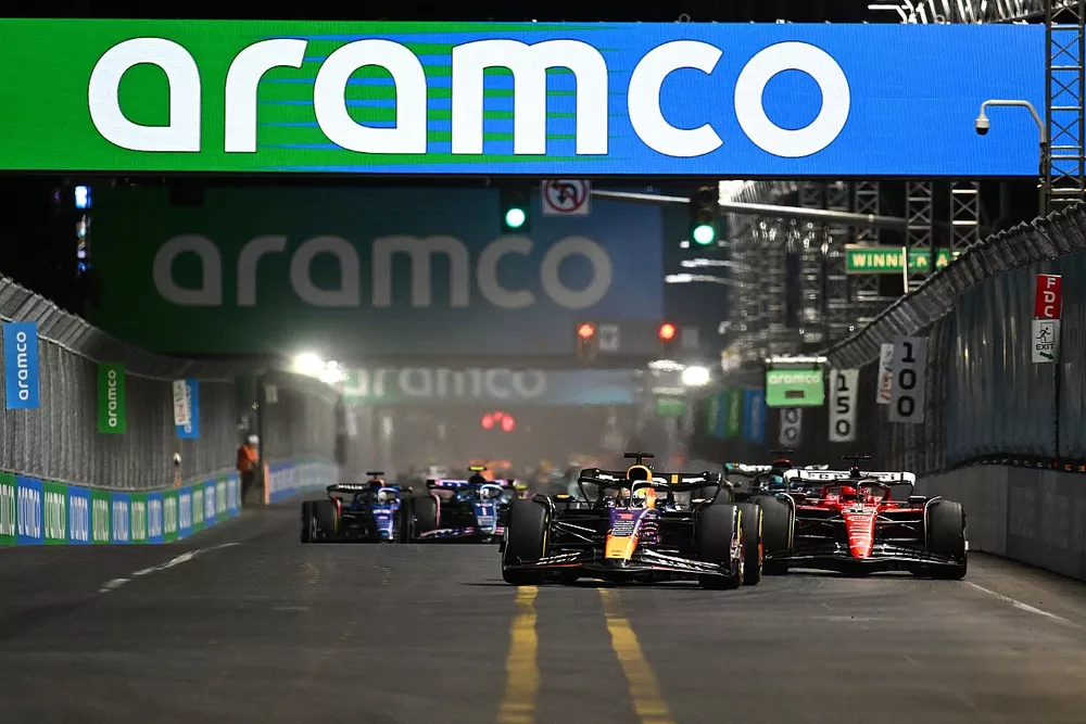 Max Verstappen, Red Bull Racing RB19, devant Charles Leclerc, Ferrari SF-23, George Russell, Mercedes F1 W14, Pierre Gasly, Alpine A523, et Alex Albon, Williams FW45