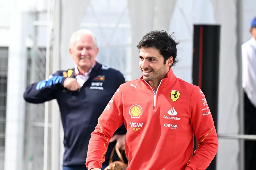 Helmut Marko, Consultor, Red Bull Racing y Carlos Sainz, Scuderia Ferrari, llegando al paddock.