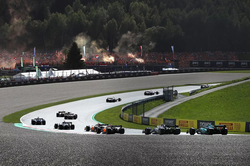 Max Verstappen, Red Bull Racing RB18, Charles Leclerc, Ferrari F1-75, Carlos Sainz, Ferrari F1-75, the rest of the field