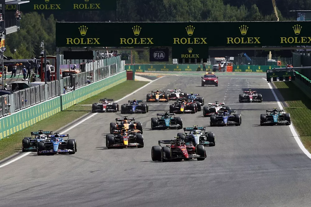 Carlos Sainz, Ferrari F1-75, Lewis Hamilton, Mercedes W13, Fernando Alonso, Alpine A522, Sergio Perez, Red Bull Racing RB18, George Russell, Mercedes W13, the rest of the field at the start