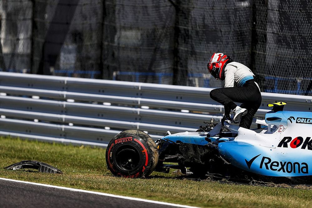 Robert Kubica, Williams Racing, se baja de su coche despu&eacute;s de un accidente en Q1