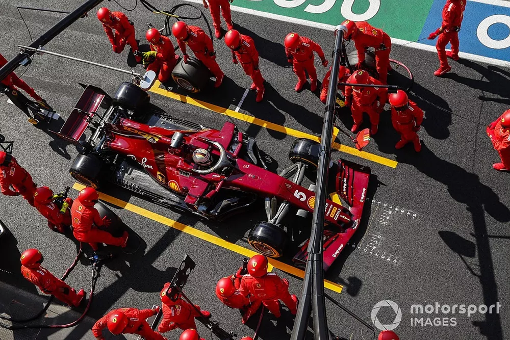 Sebastian Vettel, Ferrari SF1000, dans les stands