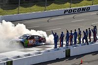 Kyle Busch le arrebata la victoria a Daniel Suárez en Pocono