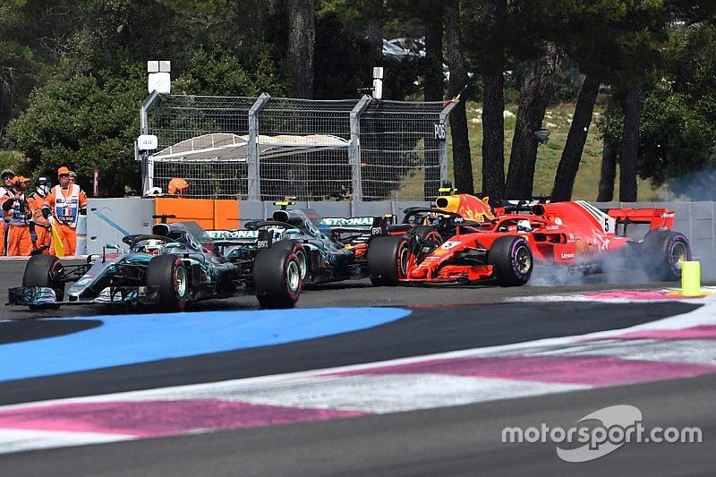 Lewis Hamilton, Mercedes-AMG F1 W09 mène au départ alors que Sebastian Vettel, Ferrari SF71H bloque une roue et percute Valtteri Bottas, Mercedes-AMG F1 W09