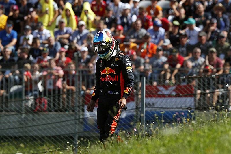 Ricciardo'nun yarış dışı kalmasına egzoz sorunu sebep olmuş