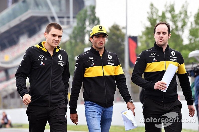 Carlos Sainz Jr., Renault Sport F1 Team walks the track