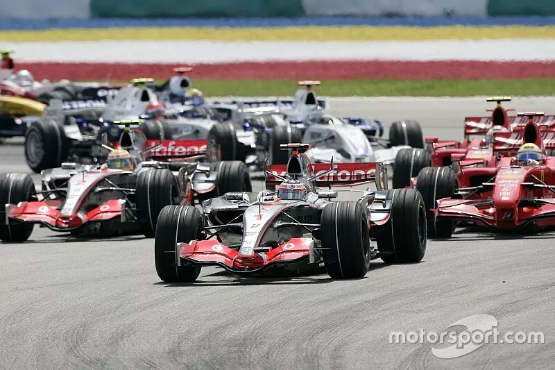 Salda: Fernando Alonso, McLaren Mercedes, MP4-22, lidera