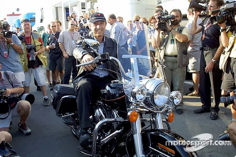 Jo Ramirez y su regalo de cumplea&ntilde;os: una Harley-Davidson