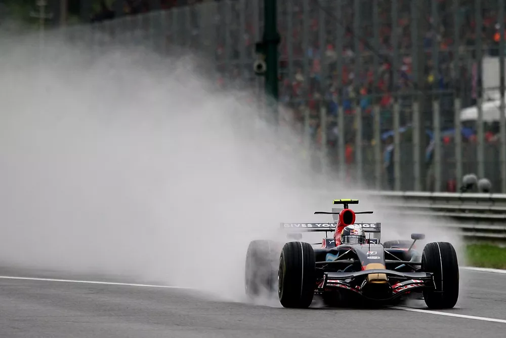 Inico: Sebastian Vettel, Scuderia Toro Rosso l&iacute;der