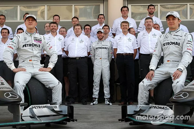 Foto de equipo de Mercedes GP Michael Schumacher, Nick Fry, Director Ejecutivo, Mercedes GP, Norbert