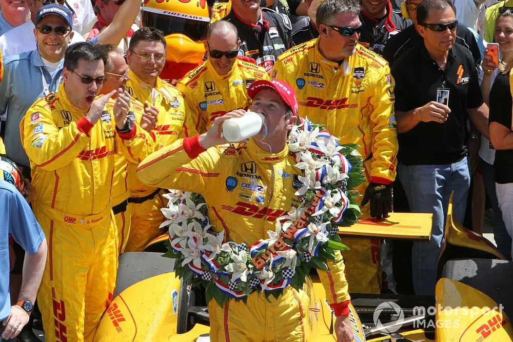 Ryan Hunter-Reay van Andretti Auto Sport viert feest met de traditionele fles melk in de Victory Cir