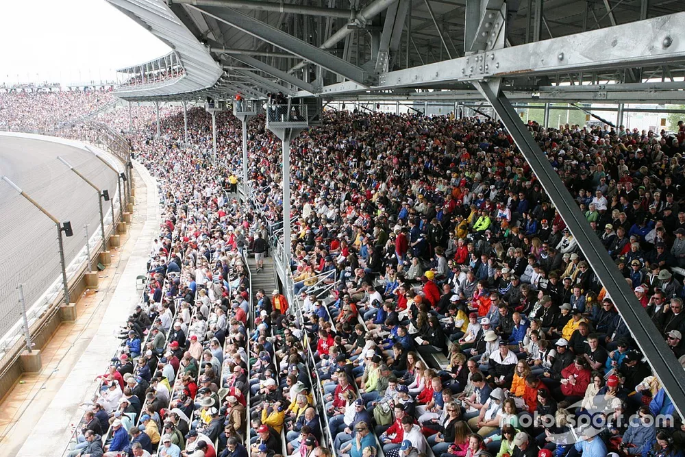 Crowds in turn one