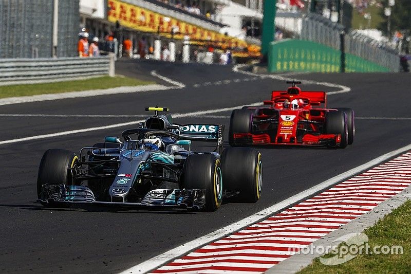 Valtteri Bottas, Mercedes AMG F1 W09 y Sebastian Vettel, Ferrari SF71H