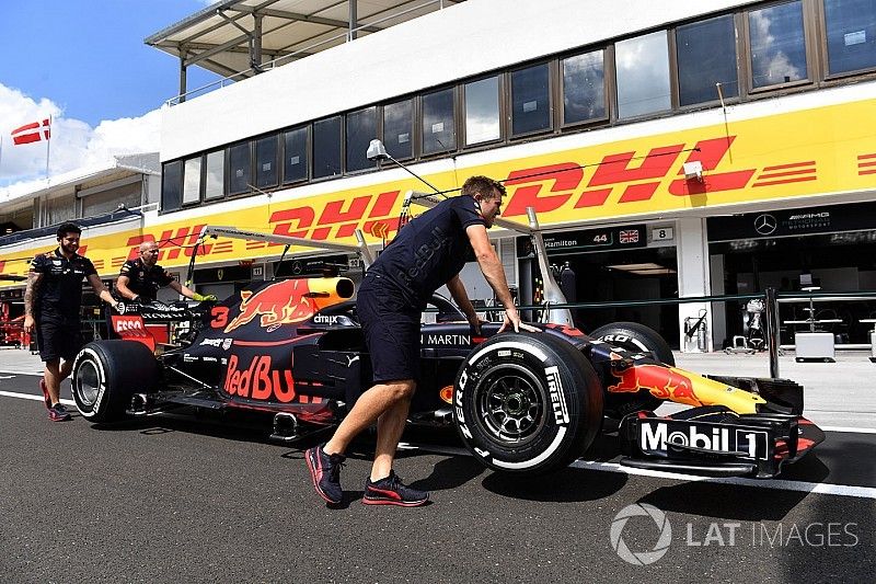 Red Bull Racing mecánicos con el Red Bull Racing RB14 en pit lane