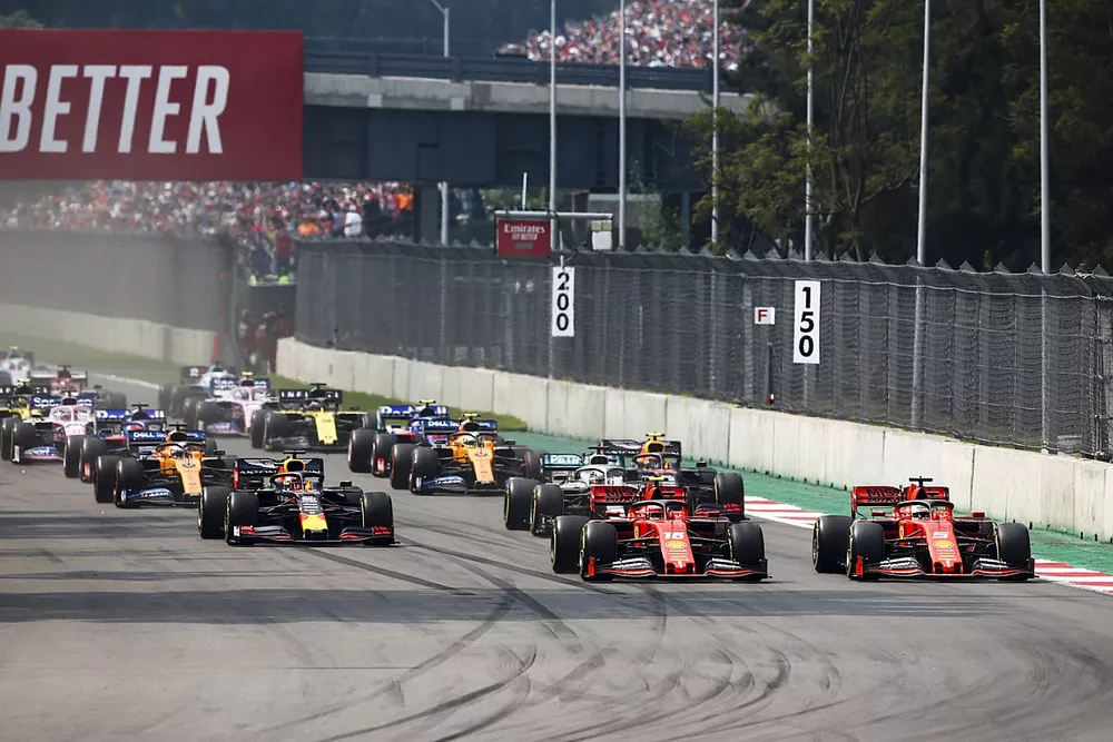 Charles Leclerc, Ferrari SF90, Sebastian Vettel, Ferrari SF90, Lewis Hamilton, Mercedes AMG F1 W10, Max Verstappen, Red Bull Racing RB15, Carlos Sainz Jr., McLaren MCL34, y el resto de la parrilla