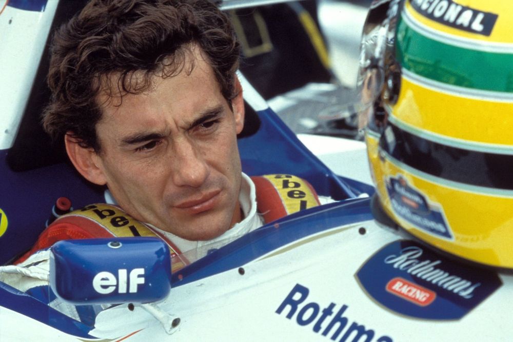 Ayrton Senna sentou-se em seu Williams FW16 Renault no grid antes de sua tr&aacute;gica &uacute;ltima corrida. Seu capacete fica acima do painel do carro
