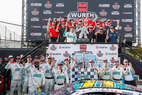Hamlin se impone a Larson en la NASCAR Cup en Dover