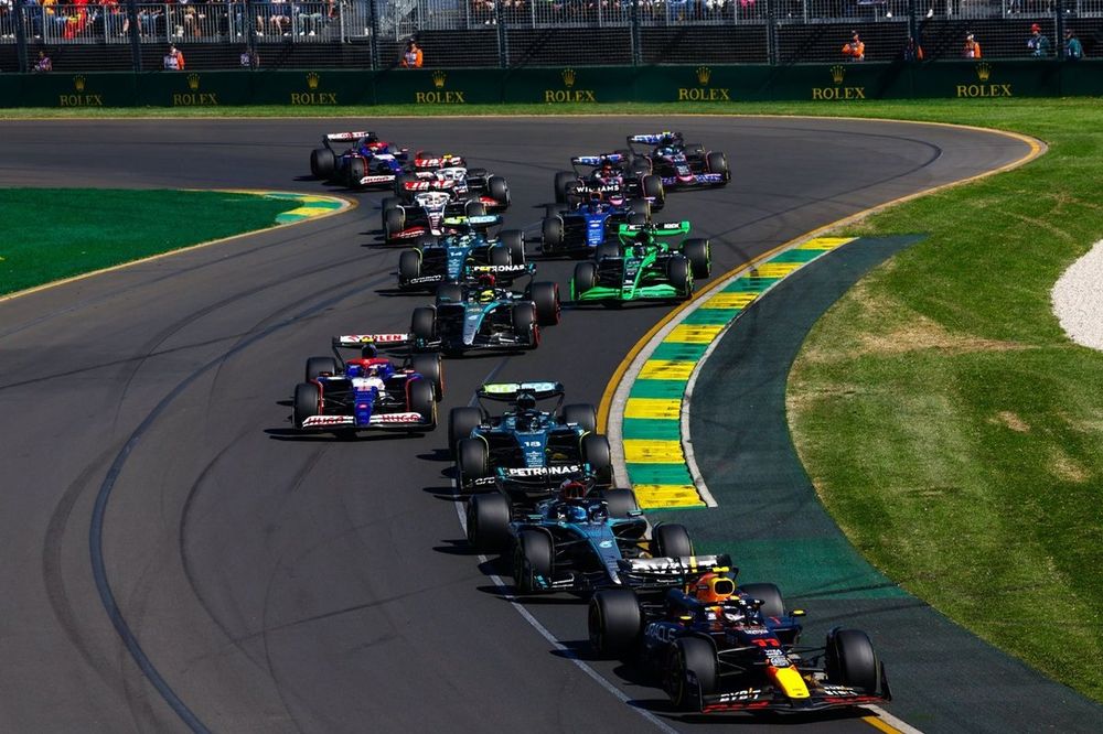 Sergio Perez, Red Bull Racing RB20, George Russell, Mercedes F1 W15, Lance Stroll, Aston Martin AMR24, Yuki Tsunoda, RB F1 Team VCARB 01, the remainder of the field