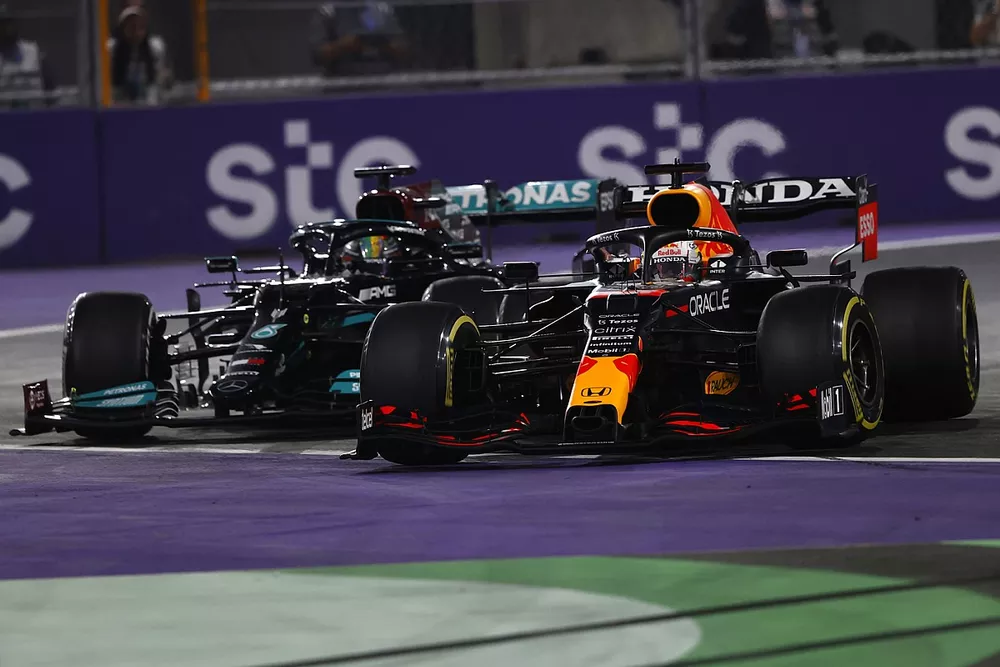 Max Verstappen, Red Bull Racing vecht met Lewis Hamilton, Mercedes 