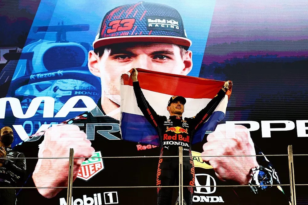Podium: racewinnaar en 2021 F1-wereldkampioen Max Verstappen, Red Bull Racing