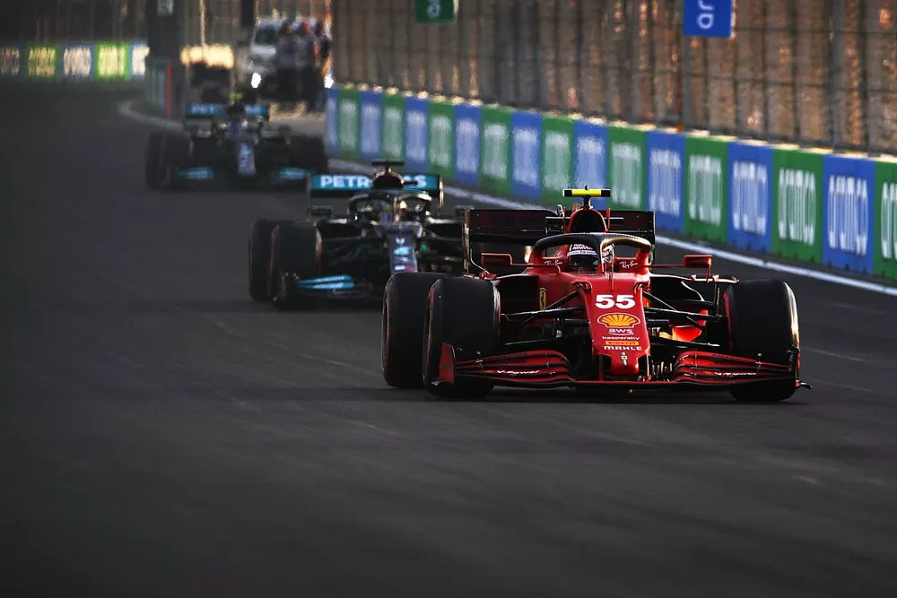 Carlos Sainz Jr., Ferrari SF21, Lewis Hamilton, Mercedes W12, Valtteri Bottas, Mercedes W12