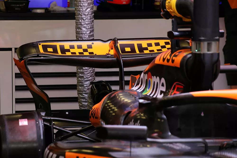 McLaren MCL38 achtervleugel detail