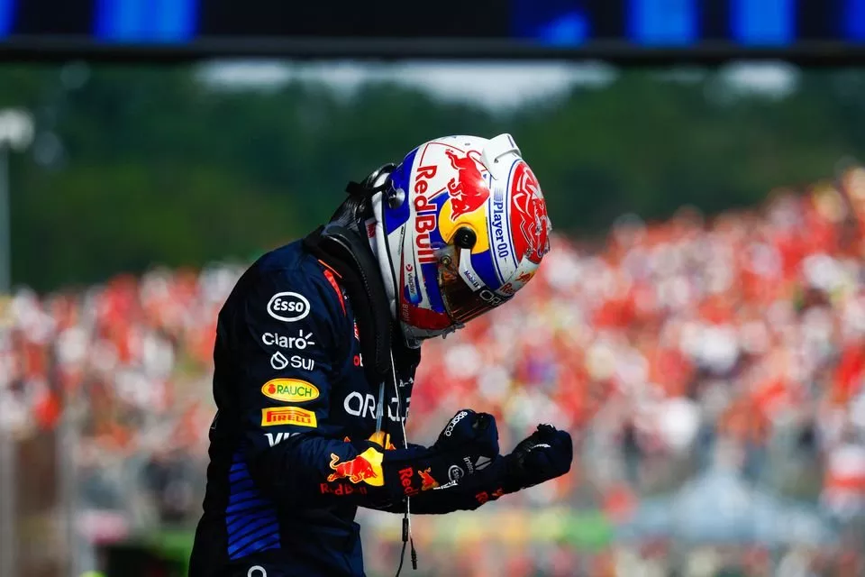 Max Verstappen, Red Bull Racing, 1e positie, viert feest bij aankomst in Parc Ferme