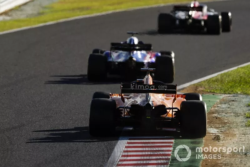 Brendon Hartley, Toro Rosso STR13, devant Fernando Alonso, McLaren MCL33