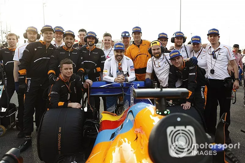 Fernando Alonso, McLaren, posa para una foto con su equipo en la parrilla