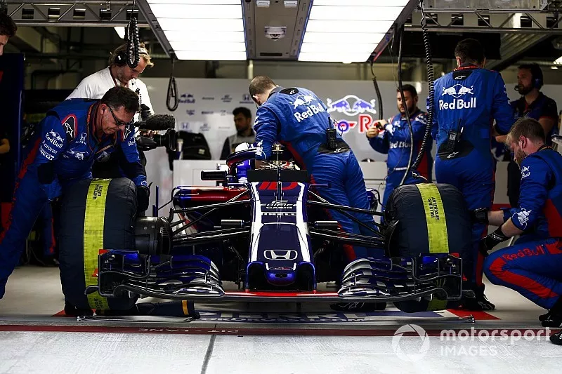 Los ingenieros preparan Pierre Gasly, Scuderia Toro Rosso STR13