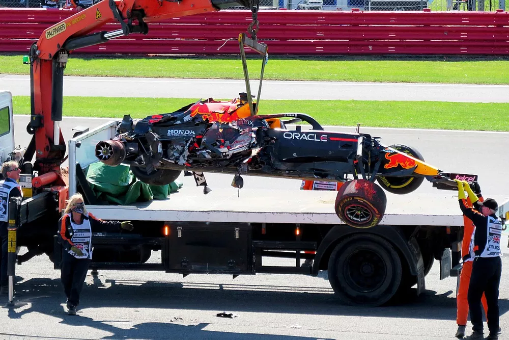 Max Verstappen, Red Bull Racing RB16B en una gr&uacute;a tras su accidente