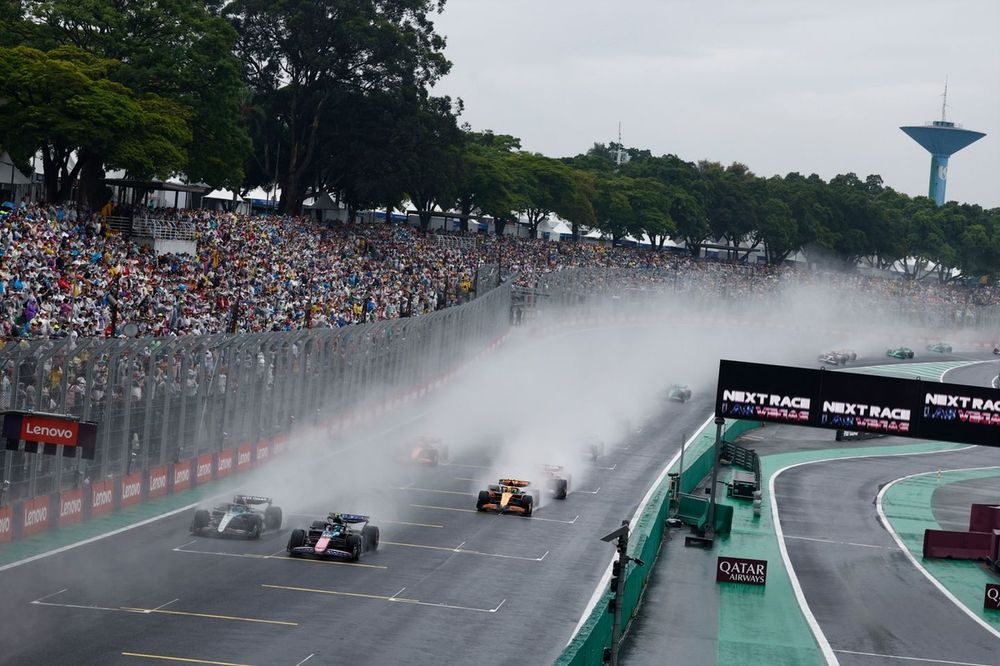 Pierre Gasly, Alpine A524, George Russell, Mercedes F1 W15, Lando Norris, McLaren MCL38