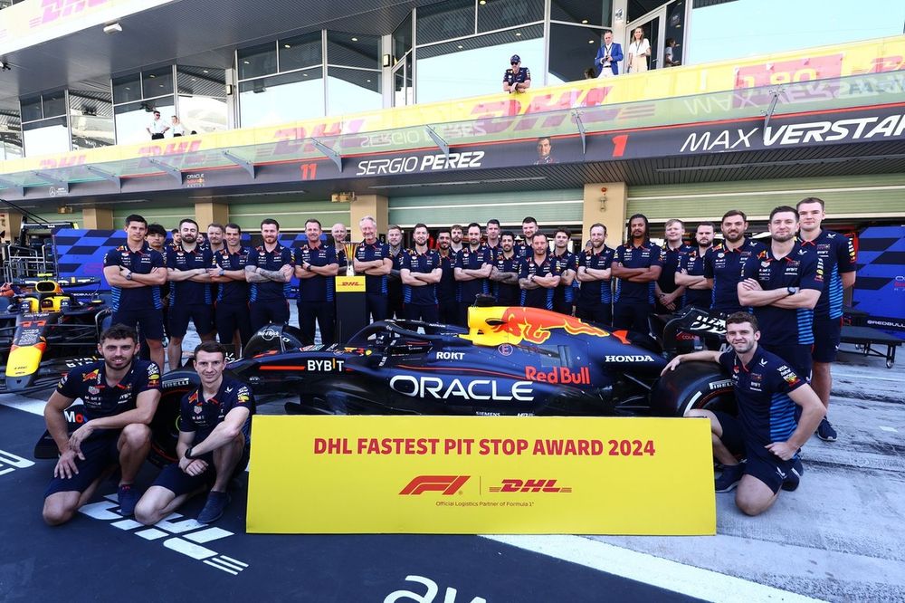 Jonathan Wheatley, diretor esportivo da Red Bull Racing, e a equipe da Red Bull Racing