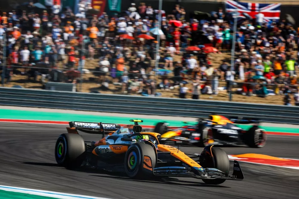 Lando Norris, McLaren MCL38, Max Verstappen, Red Bull Racing RB20