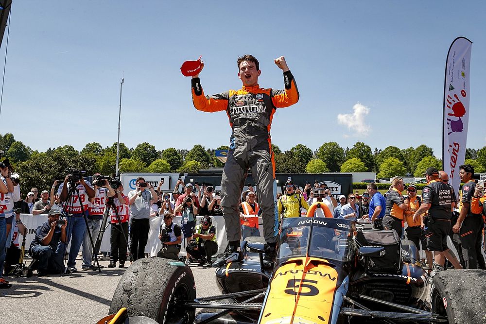 Ganador Patricio O'Ward, Arrow McLaren SP Chevrolet en victory lane celebra