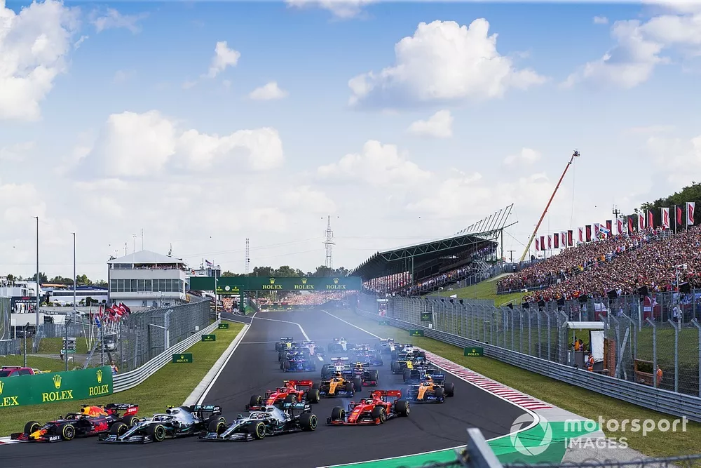 Max Verstappen, Red Bull Racing RB15, Max Verstappen, Red Bull Racing RB15, devant Lewis Hamilton, Mercedes AMG F1 W10, Valtteri Bottas, Mercedes AMG W10, Charles Leclerc, Ferrari SF90, Carlos Sainz Jr., McLaren MCL34, Sebastian Vettel, Ferrari SF90, et le reste du peloton au d&eacute;part