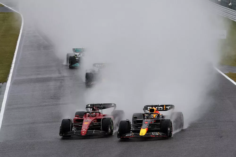 Max Verstappen, Red Bull Racing RB18, battles with Charles Leclerc, Ferrari F1-75, ahead of Sergio Perez, Red Bull Racing RB18, Lewis Hamilton, Mercedes W13, the rest of the field at the start