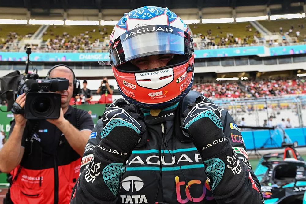 Mitch Evans, Jaguar Racing, 1st position, celebrates