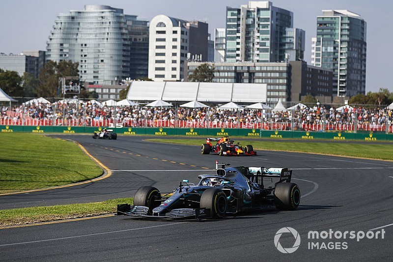Mercedes descubre daño en el piso del auto de Hamilton