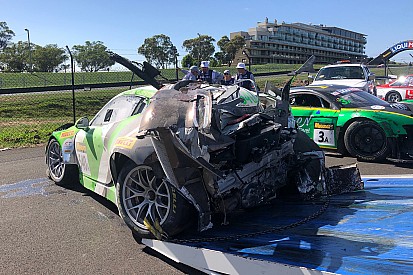 12h Bathurst: Zuschauer bekämpft in T-Shirt Brand nach Porsche-Crash