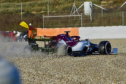 Fotogallery: Raikkonen esce di pista con l'Alfa Romeo C38 nei primo giorno di test di Barcellona